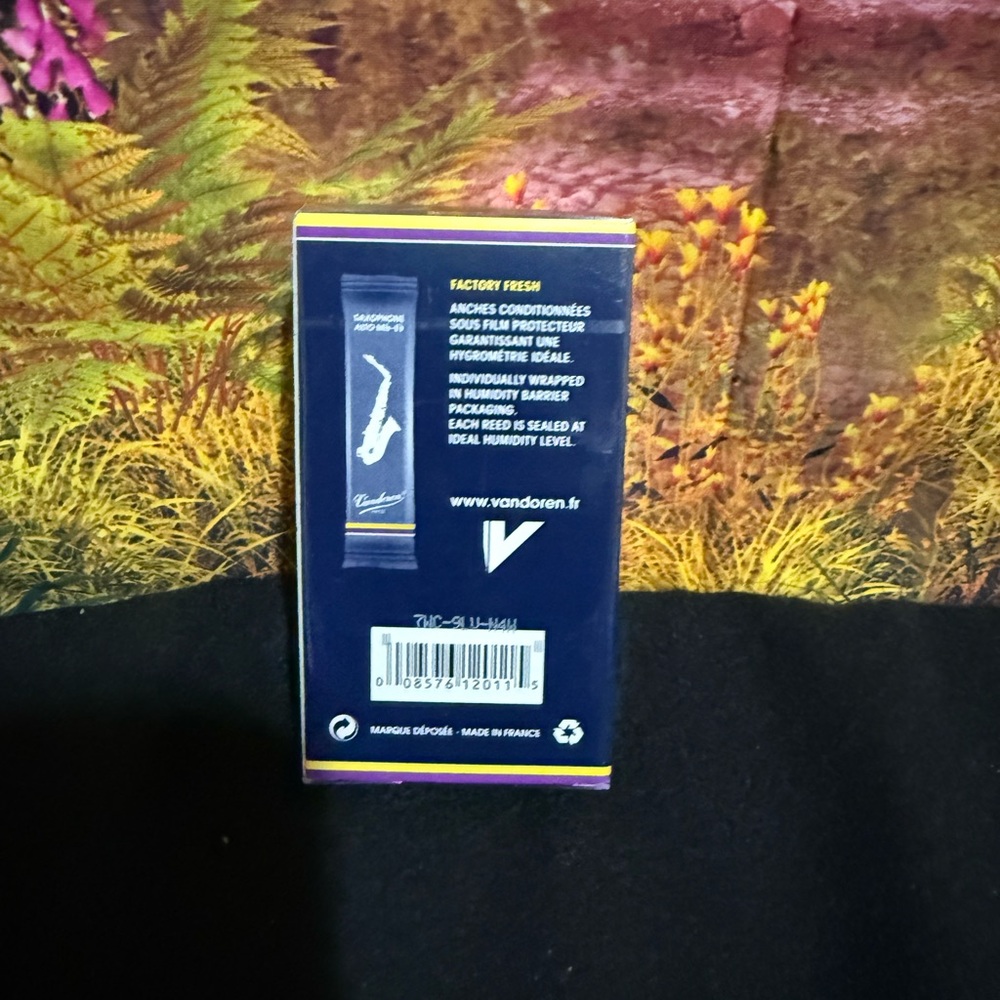 Vandoren Saxophone Reeds Box - Picture 2 of 4